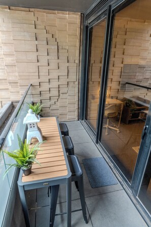 Outdoor dining - Urban Poolside Retreat | Sleep 6 | Free Parking (Collingwood)