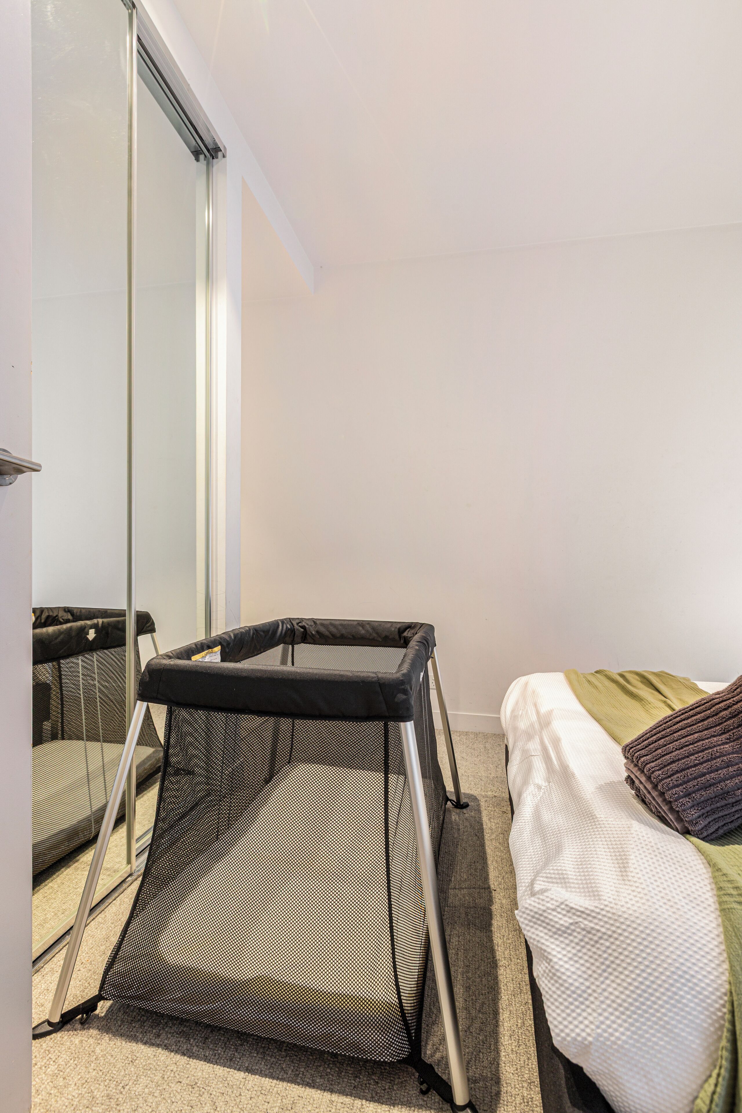 2 bedrooms, desk, iron/ironing board, travel crib