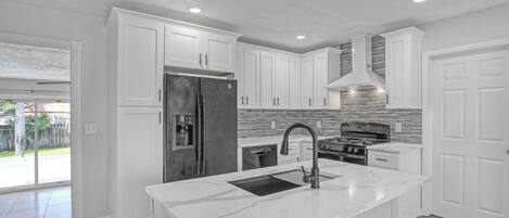 Frigorífico, microondas, horno y placa de cocina