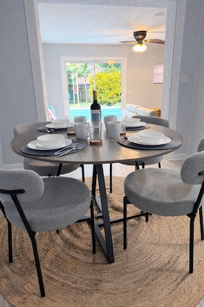 Dining - Rio Beach Pool House - 7 min to the Beach! (Boynton Beach)