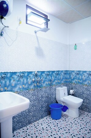 تجهيزات دش، مناشف، صابون، ورق حمّام