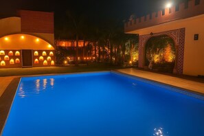 حمّام سباحة خارجي