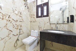Shower, towels, toilet paper - Hotel D7 (Jaipur)