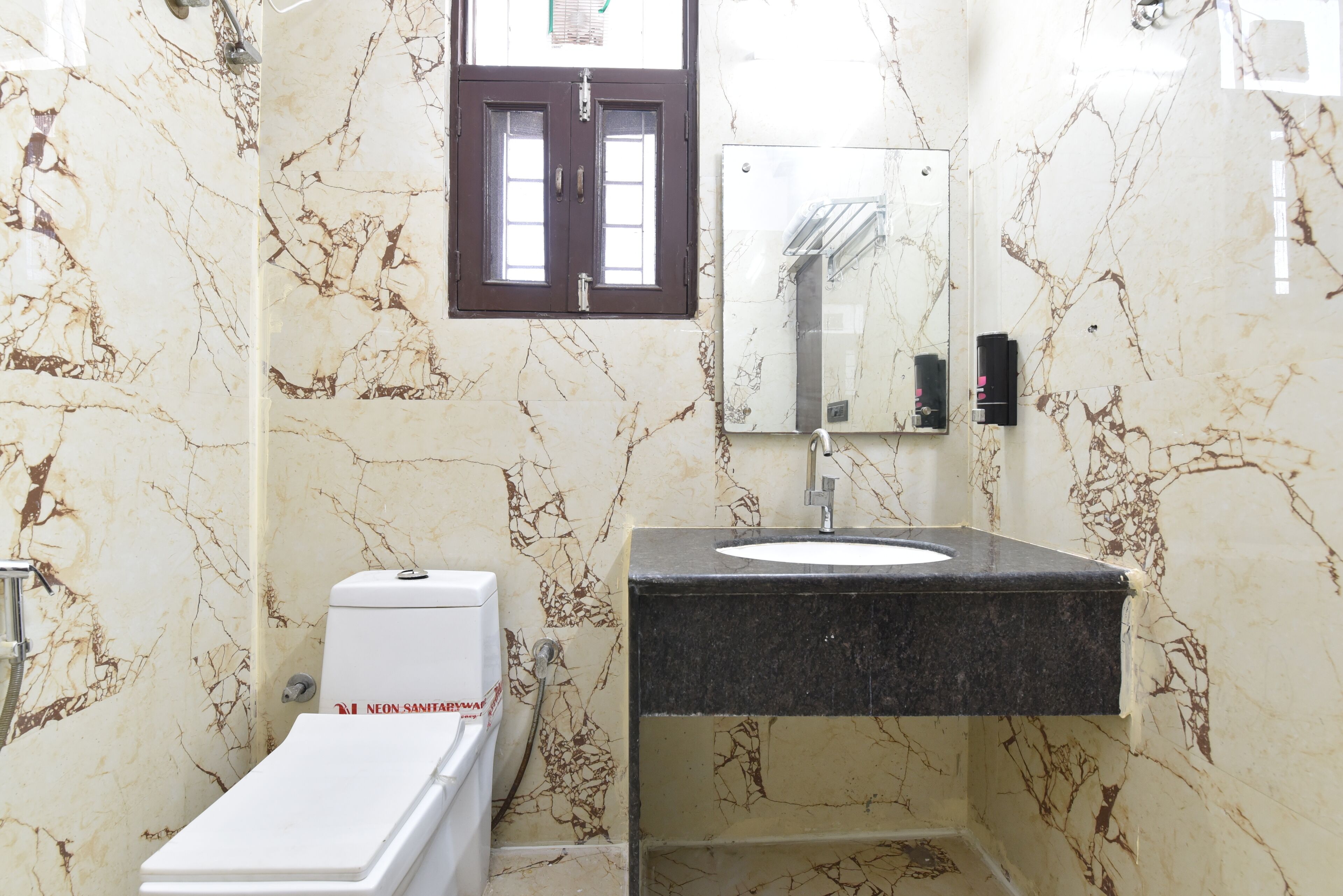 Habitación Premium | Baño | Ducha, toallas y papel higiénico