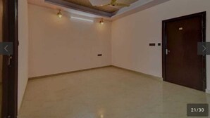 A spacious room with a tiled floor, a ceiling fan, and two wall-mounted lights. - Hotel D7 (Jaipur)