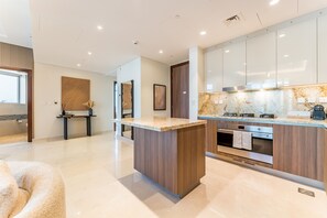 Fridge, microwave, oven, stovetop - Walking Distance to Dubai Mall and Burj Khalifa, Easy Access to Dubai Marina, JBR Beach and Palm Jumeirah (Dubai)