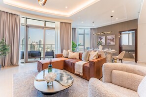 TV - Walking Distance to Dubai Mall and Burj Khalifa, Easy Access to Dubai Marina, JBR Beach and Palm Jumeirah (Dubai)
