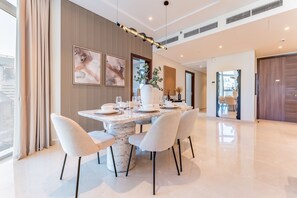 Dining - Walking Distance to Dubai Mall and Burj Khalifa, Easy Access to Dubai Marina, JBR Beach and Palm Jumeirah (Dubai)