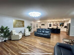 Smart TV, books, music library - Darling 3/2 inFairhope in a quiet area with large outdoor space. (Fairhope)