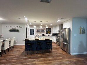 Fridge, microwave, oven, stovetop - Darling 3/2 inFairhope in a quiet area with large outdoor space. (Fairhope)