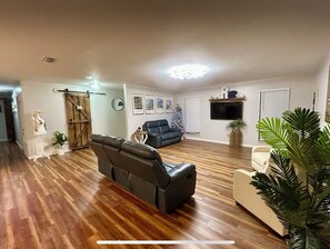 Smart TV, books, music library - Darling 3/2 inFairhope in a quiet area with large outdoor space. (Fairhope)