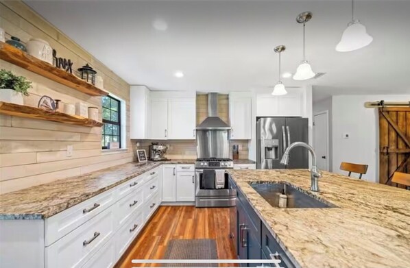 Fridge, microwave, oven, stovetop - Darling 3/2 inFairhope in a quiet area with large outdoor space. (Fairhope)