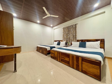 Ropa de cama de alta calidad y tabla de planchar con plancha . Hotel New Mamta By Sunshin Hoteliers