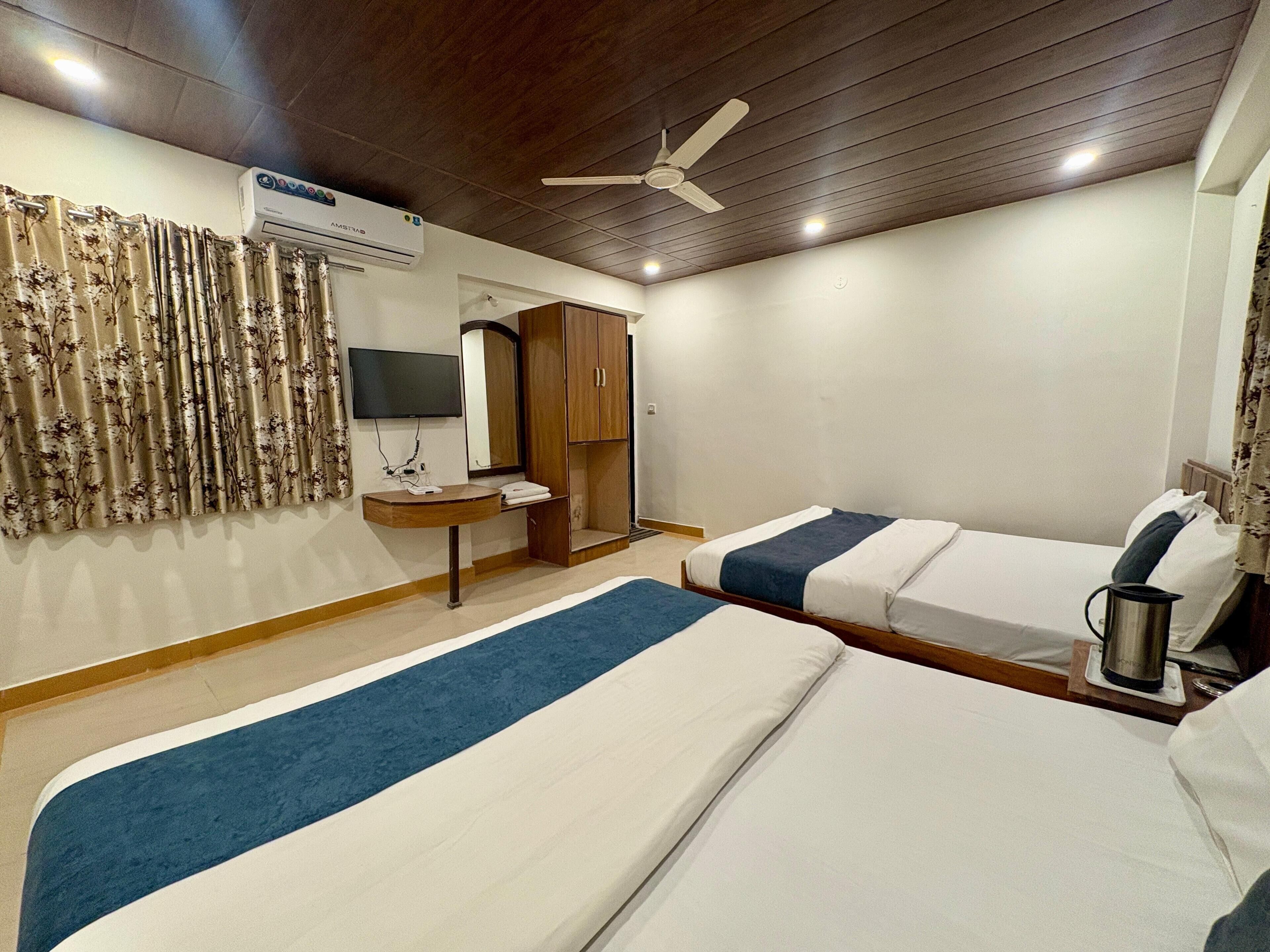 Family Ac Four Bed | Premium bedding, iron/ironing board, bed sheets