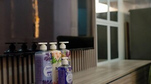 Hair dryer, towels, soap, shampoo - Condo in Marilao Bulacan @ Cheer Residence, Beside SM Marilao, 15mins Phil Arena (Marilao)