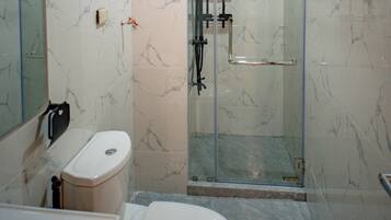 吹风机、毛巾、肥皂、洗发水