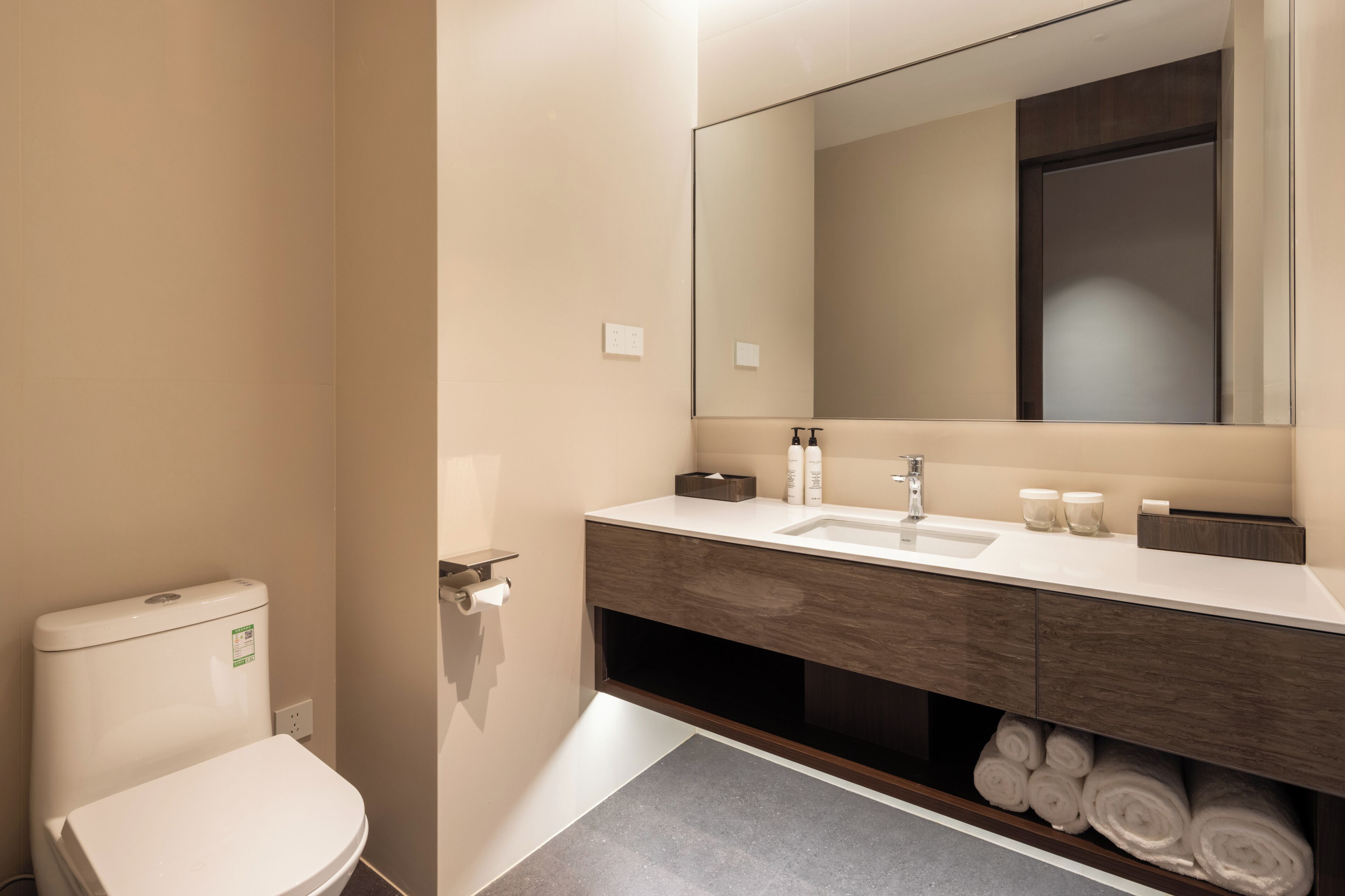 Habitación Confort doble | Espacio para trabajar con un portátil y cortinas opacas