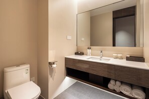 مساحة عمل للكمبيوتر المحمول وستائر تعتيم وتجهيزات عازلة للصوت