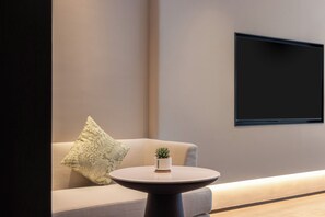 مساحة عمل للكمبيوتر المحمول وستائر تعتيم وتجهيزات عازلة للصوت