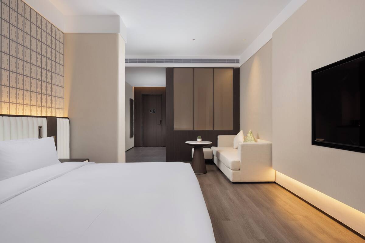 مساحة عمل للكمبيوتر المحمول وستائر تعتيم وتجهيزات عازلة للصوت