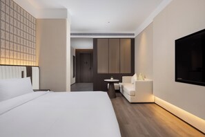 Habitación individual Confort | Espacio para trabajar con un portátil y cortinas opacas