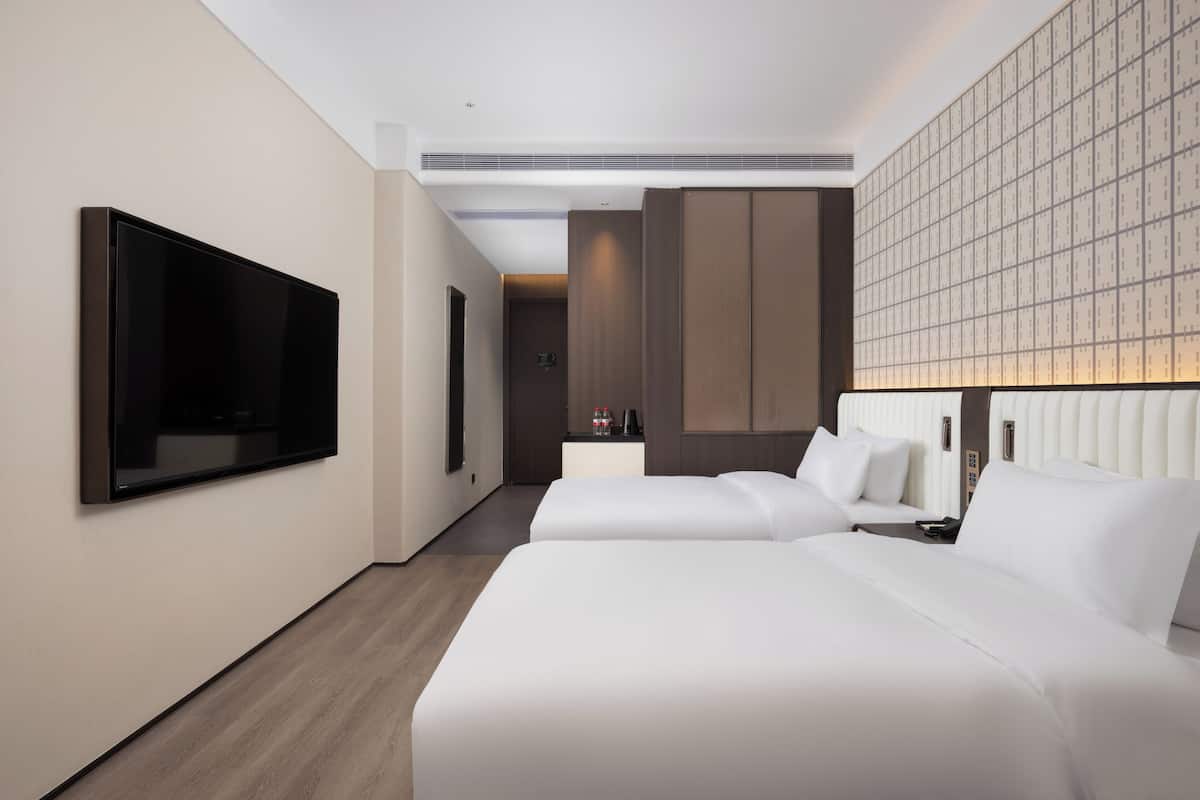 مساحة عمل للكمبيوتر المحمول وستائر تعتيم وتجهيزات عازلة للصوت