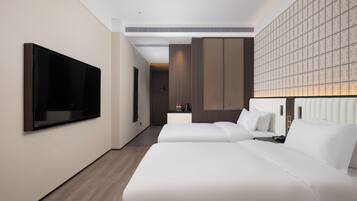 Comfort Double Room | Laptop workspace, blackout drapes, soundproofing, iron/ironing board