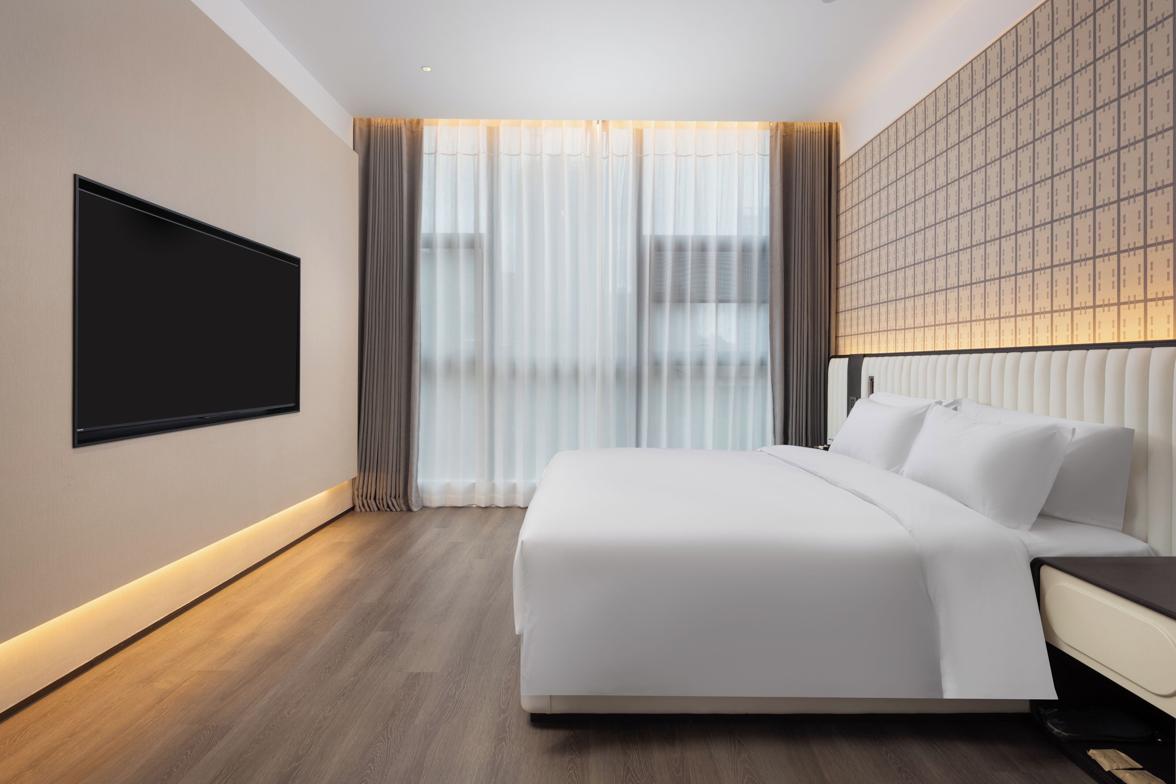 Habitación individual Confort | Espacio para trabajar con un portátil y cortinas opacas