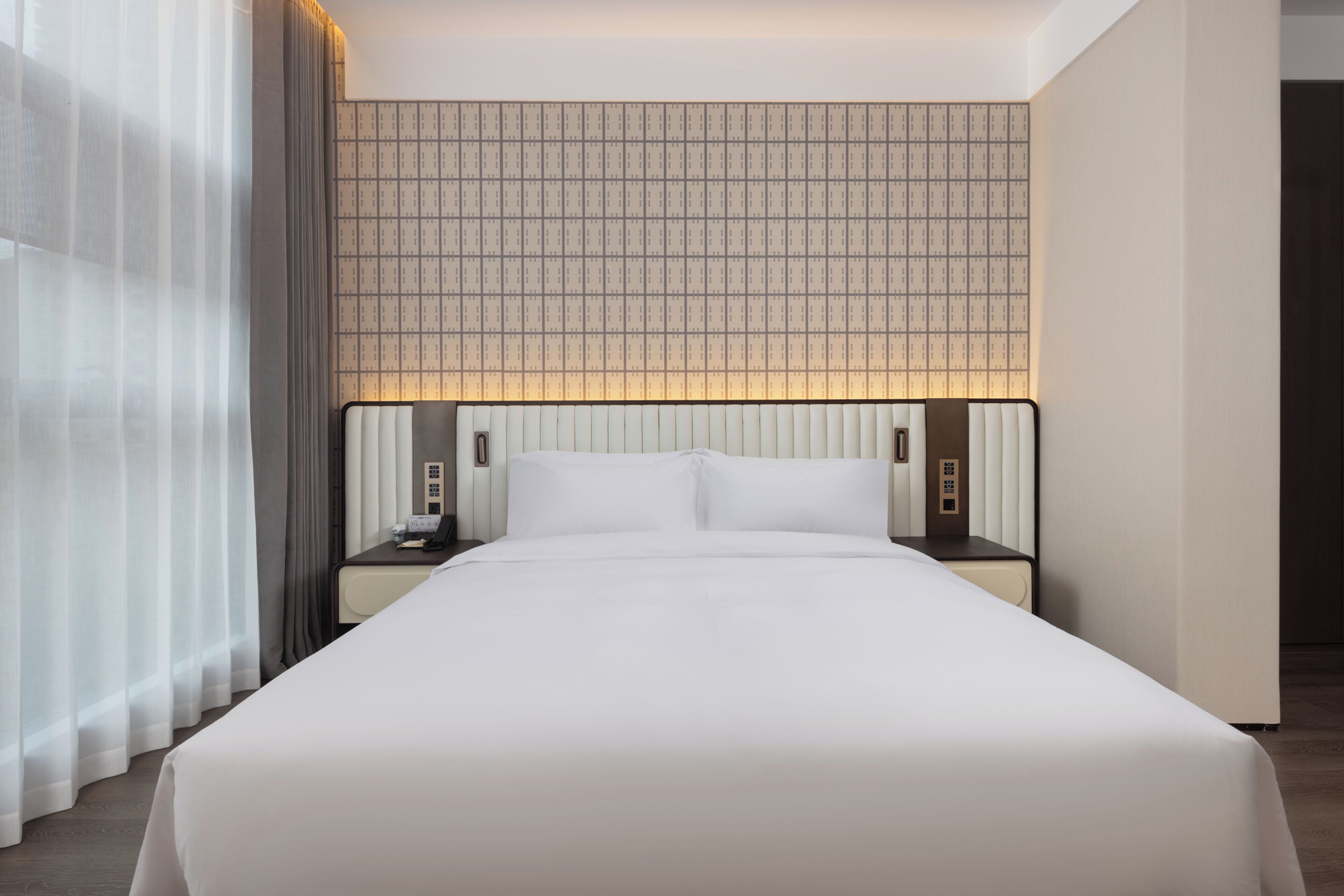 Comfort Single Room | Laptop workspace, blackout curtains, soundproofing, iron/ironing board