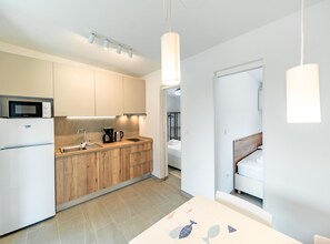 Appartement (Two Bedroom Apartment With Terrace (A) | Privékeuken | Een koelkast