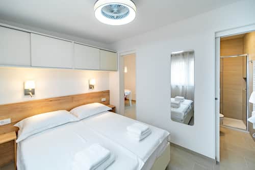 7 chambres, lits bébé (en supplément)