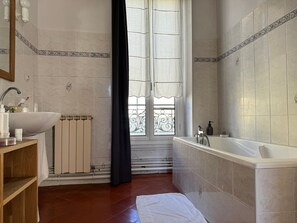 Shower, towels - Le Clos de Posquières, wine-grower's house, pool (Vauvert)