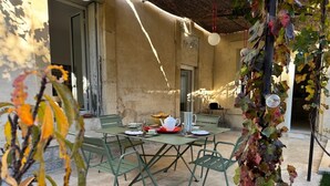 Unclassified image, 3 of 13, button - Le Clos de Posquières, wine-grower's house, pool (Vauvert)