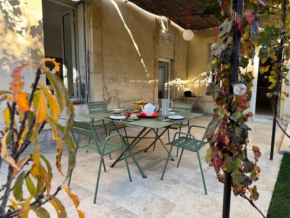 Outdoor dining - Le Clos de Posquières, wine-grower's house, pool (Vauvert)