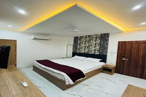 Studio Suite | Hypo-allergenic bedding, desk, laptop workspace, soundproofing - HR Palace (Varanasi)