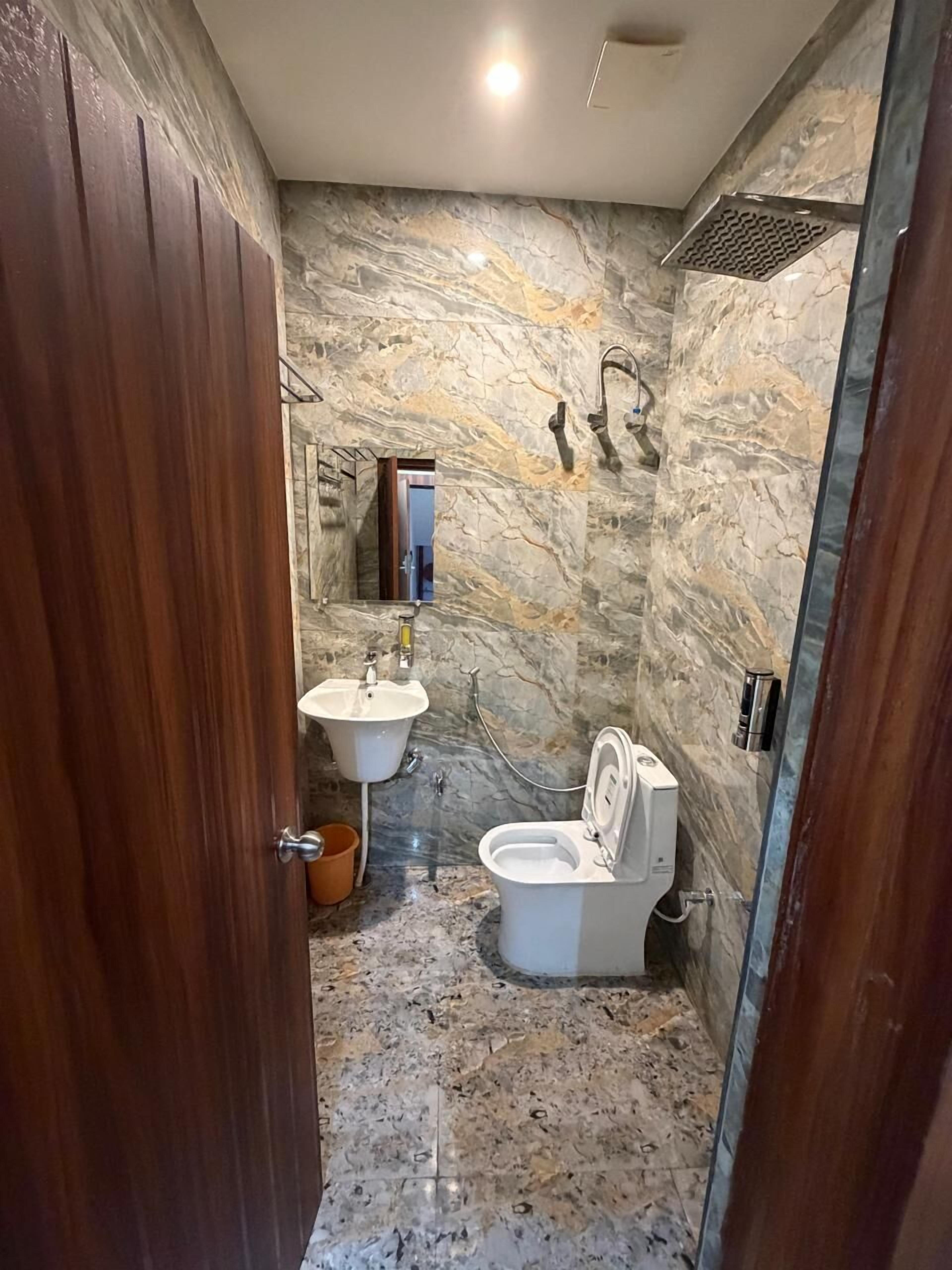 Studio Suite | Bathroom | Shower, free toiletries, slippers, bidet