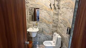 Studio Suite | Bathroom | Shower, free toiletries, slippers, bidet