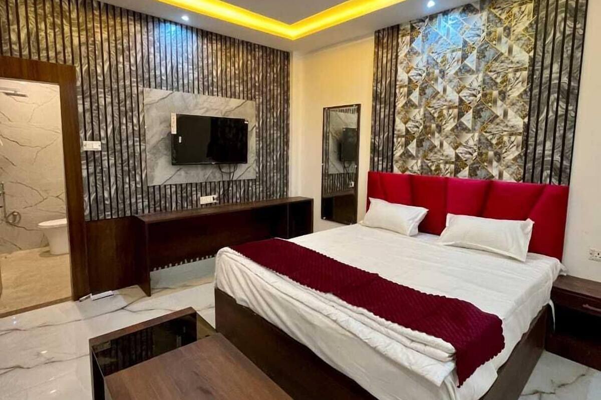 Studio Suite | Desk, free WiFi