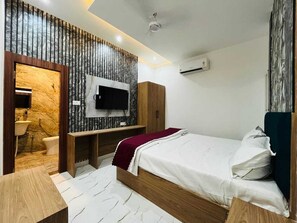 Hypo-allergenic bedding, desk, laptop workspace, soundproofing - HR Palace (Varanasi)