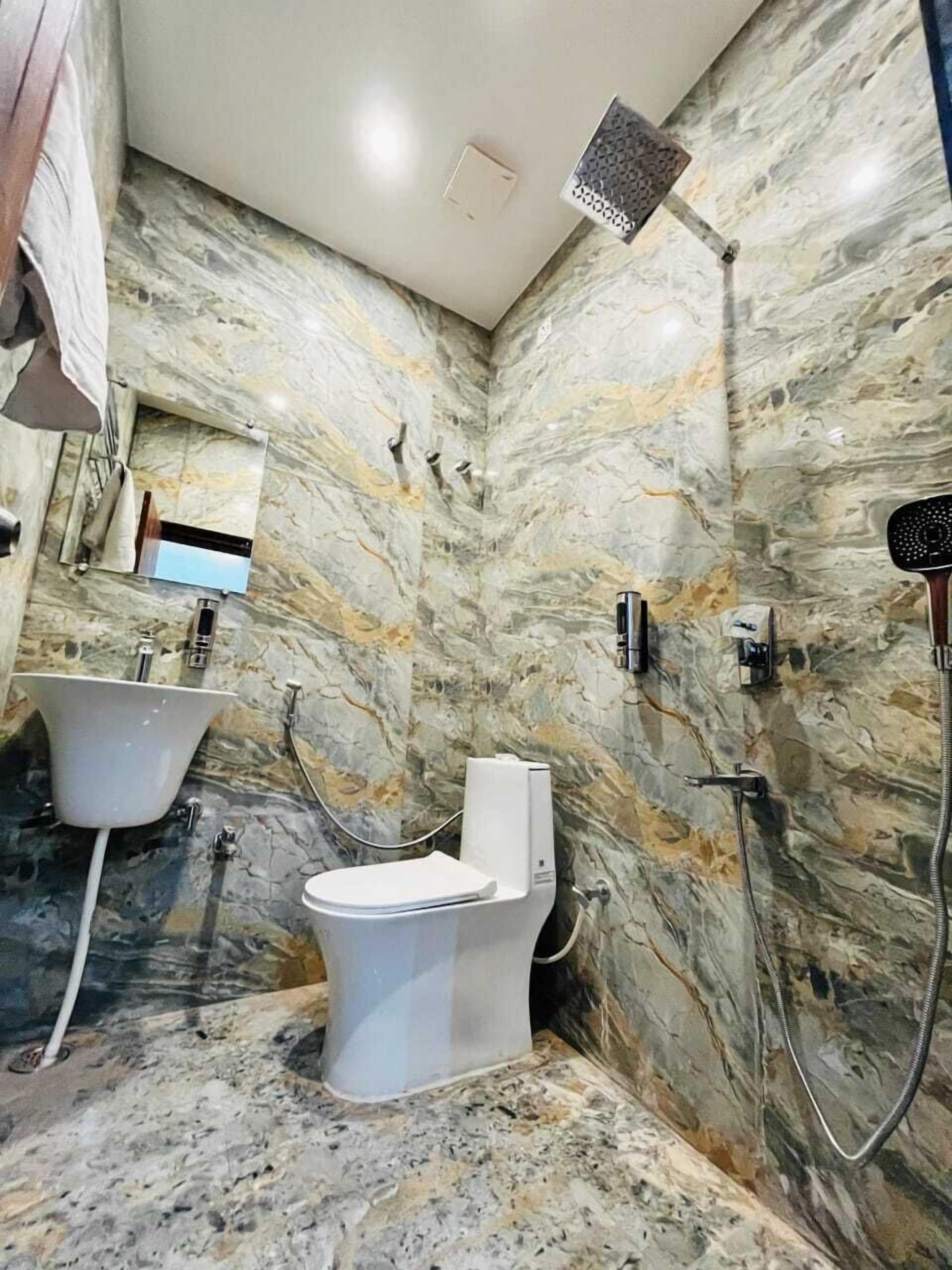 Shower, free toiletries, bidet, towels