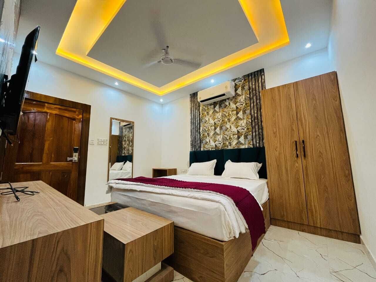 Hypo-allergenic bedding, desk, laptop workspace, free WiFi