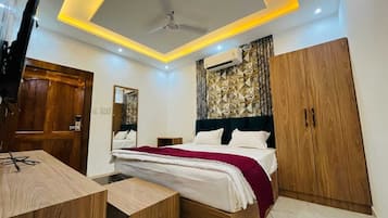 Hypo-allergenic bedding, desk, laptop workspace, free WiFi