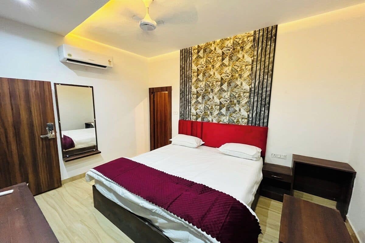 Studio Suite | Hypo-allergenic bedding available, desk, laptop workspace, soundproofing