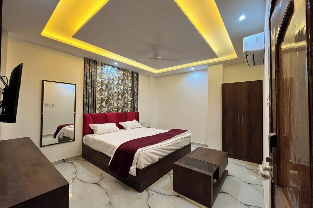 ملاءات للفراش لا تسبب الحساسية ومكتب ومساحة عمل للكمبيوتر المحمول