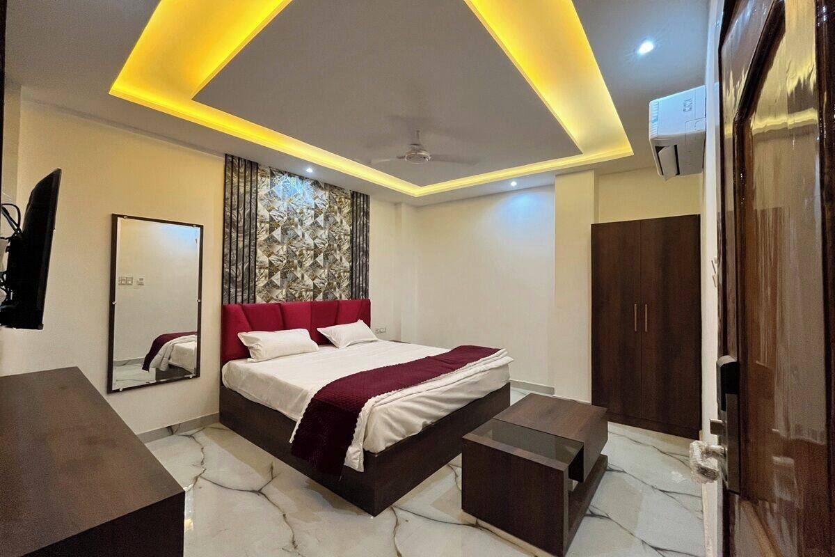 Deluxe Room | Hypo-allergenic bedding available, desk, laptop workspace, soundproofing