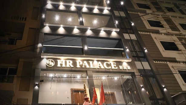 Un bâtiment portant l’enseigne « HR PALACE B&B », ce qui indique qu’il s’agit d’un établissement proposant des chambres et le petit-déjeuner.