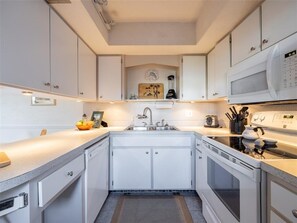 Private kitchen - Cozy Beachside Ground-Floor Condo – Steps to the Shore (Venice)