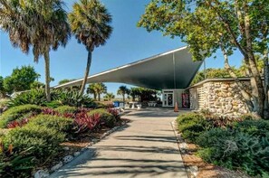 Exterior - Cozy Beachside Ground-Floor Condo – Steps to the Shore (Venice)