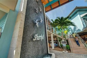 Exterior - Cozy Beachside Ground-Floor Condo – Steps to the Shore (Venice)
