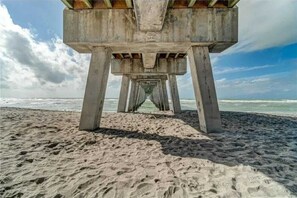 Beach - Cozy Beachside Ground-Floor Condo – Steps to the Shore (Venice)
